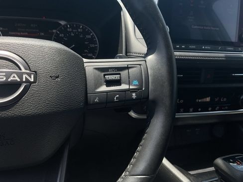 Used 2025 Nissan Rogue SV FWD image 30