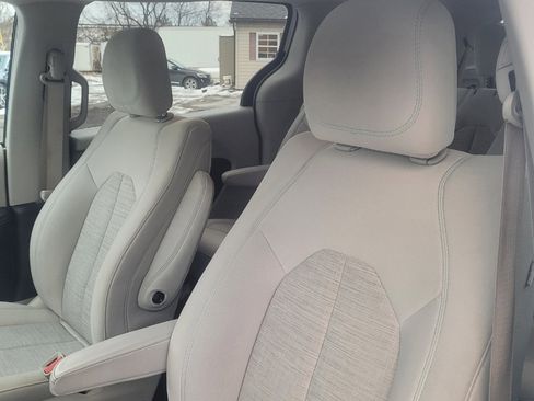 Used 2018 Chrysler Pacifica Touring Plus image 12