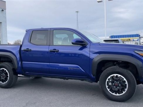Used 2025 Toyota Tacoma TRD Off-Road image 3