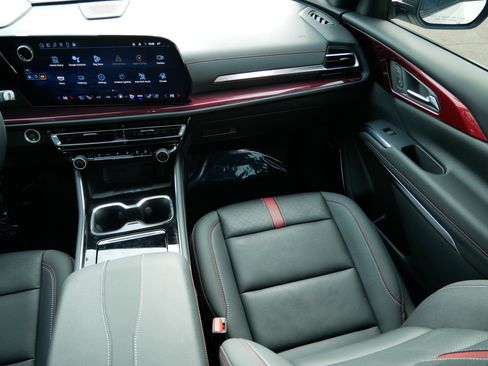 Used 2024 Chevrolet Traverse RS image 10