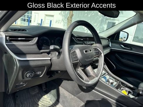 Used 2023 Jeep Grand Cherokee Limited w/ Black Appearance Package AWD/4WD image 11