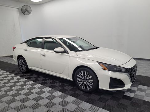 Used 2023 Nissan Altima 2.5 SV FWD image 11
