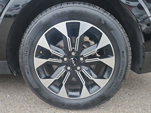 Used 2022 Kia Carnival EX image 28