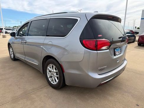 Used 2020 Chrysler Pacifica Touring-L FWD image 4