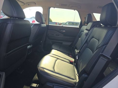 Used 2024 Nissan Pathfinder SL FWD image 5