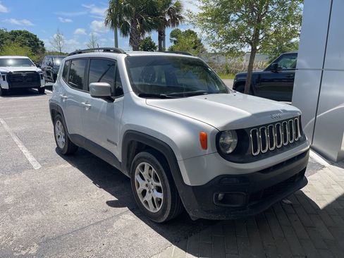 Used 2018 Jeep Renegade Latitude image 2