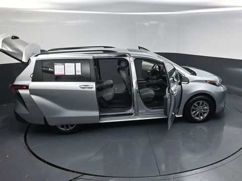 Used 2024 Toyota Sienna XLE image 26