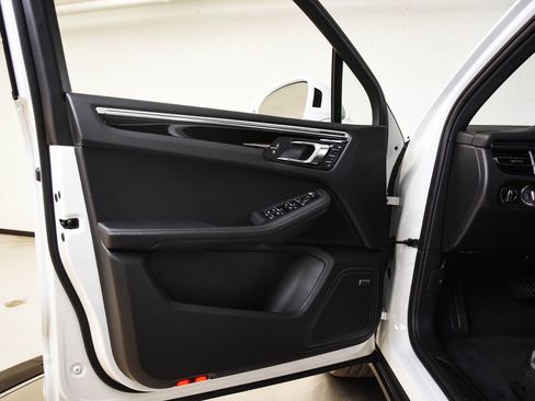 Certified 2026 Porsche Macan image 23