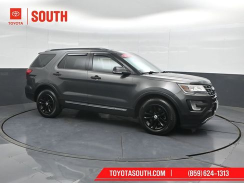 Used 2017 Ford Explorer XLT w/ Equipment Group 202A FWD image 1