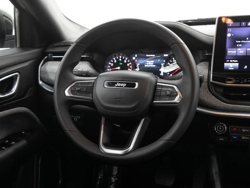 Used 2024 Jeep Compass Latitude AWD/4WD image 16