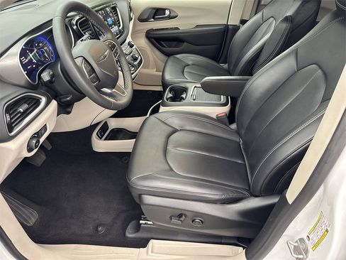 Used 2024 Chrysler Pacifica Touring-L image 9