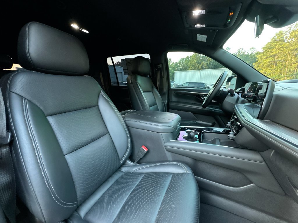 Used 2025 Chevrolet Suburban LS RWD image 32