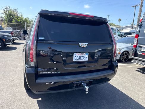 Used 2018 Cadillac Escalade ESV Premium Luxury RWD image 16