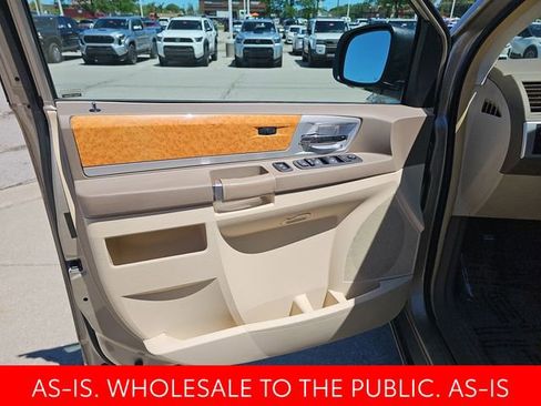 Used 2008 Chrysler Town & Country Limited w/ Entertainment Group #3 FWD image 11