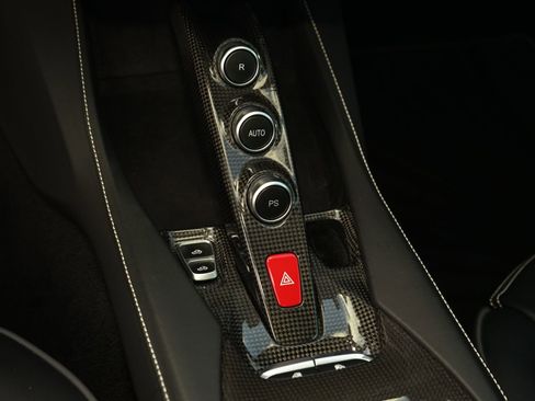 Used 2019 Ferrari Portofino image 18