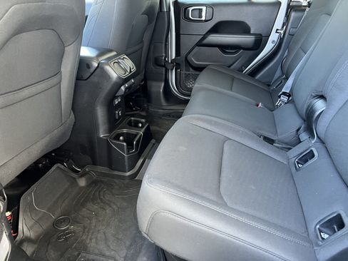 Used 2020 Jeep Gladiator Overland AWD/4WD image 18