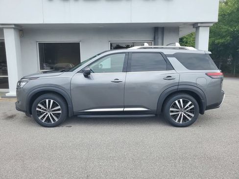 Certified 2023 Nissan Pathfinder Platinum w/ Cargo Package AWD/4WD image 12