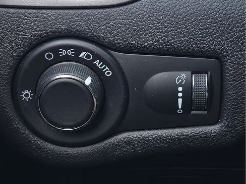 Used 2021 Jeep Cherokee Latitude w/ Mopar Interior Package FWD image 17