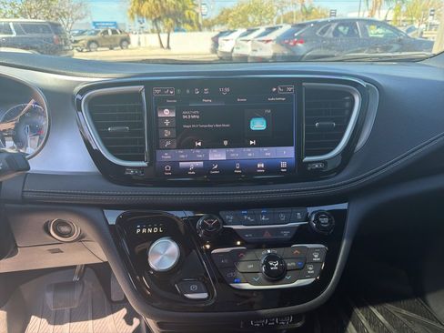 Used 2023 Chrysler Pacifica Touring-L w/ S Appearance Package image 22