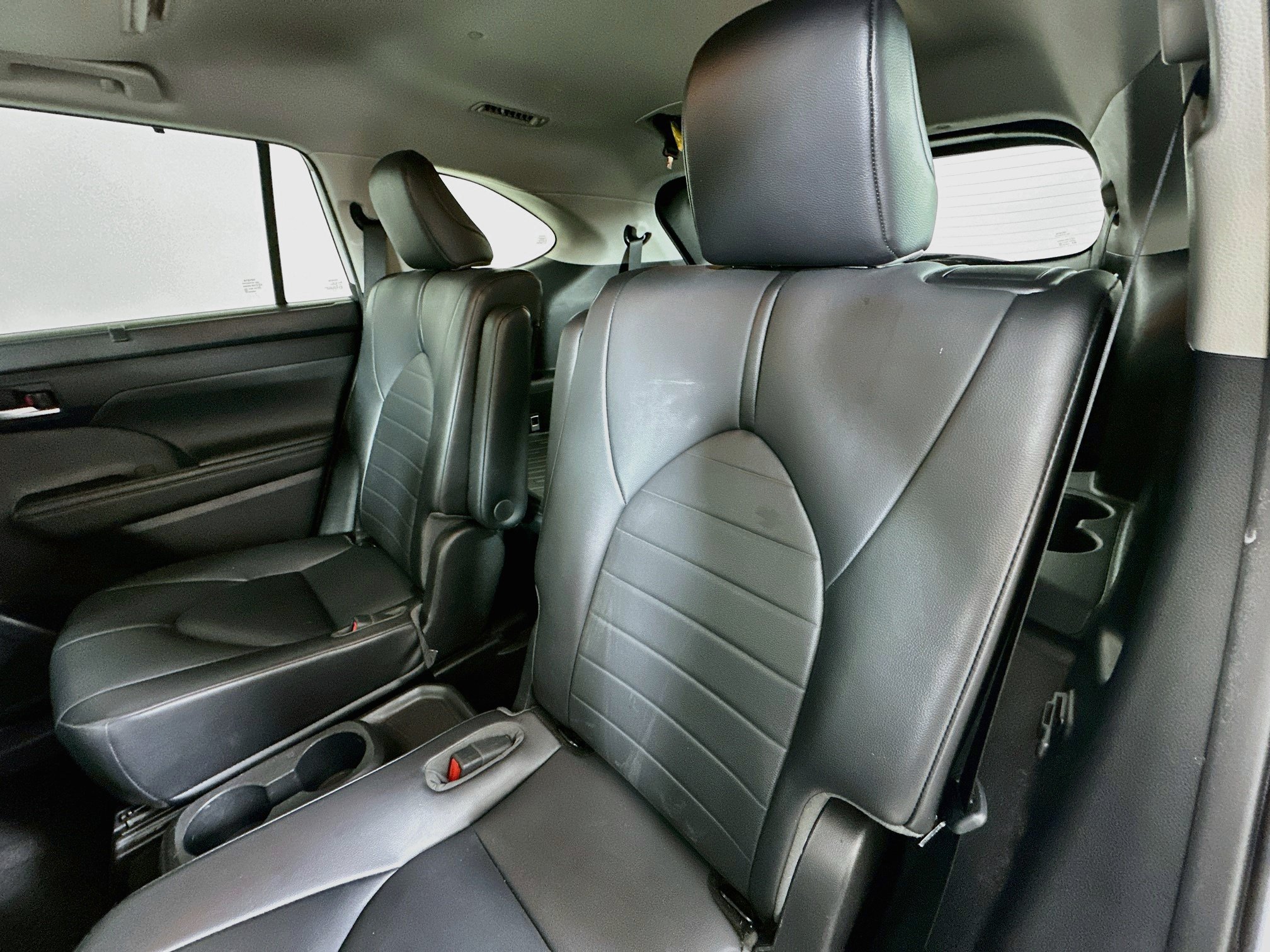Used 2021 Toyota Highlander XLE AWD/4WD image 25