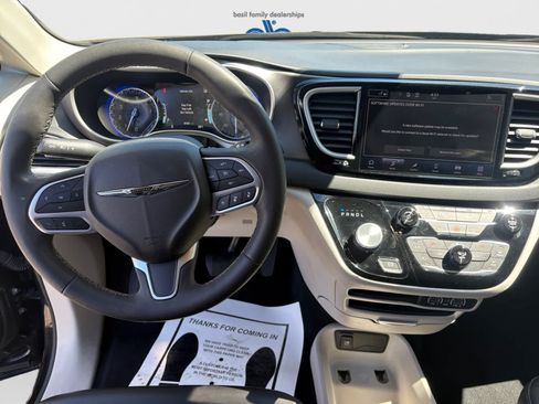 Used 2023 Chrysler Pacifica Touring-L FWD image 12