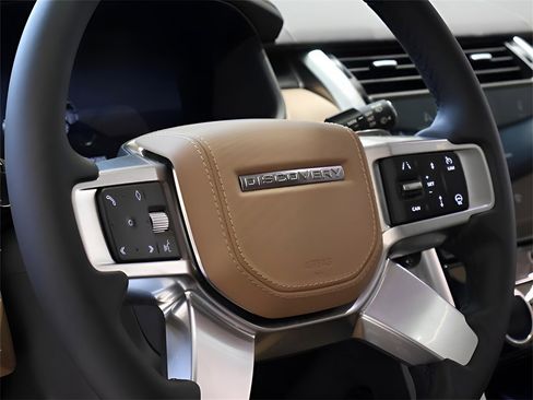 Used 2025 Land Rover Discovery Metropolitan Edition image 42