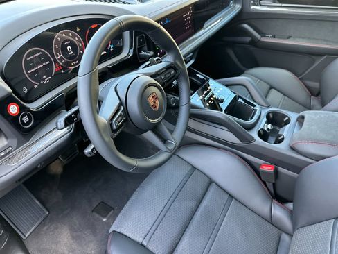 New 2026 Porsche Cayenne GTS image 4