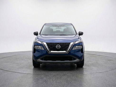 Used 2025 Nissan Rogue SV image 2