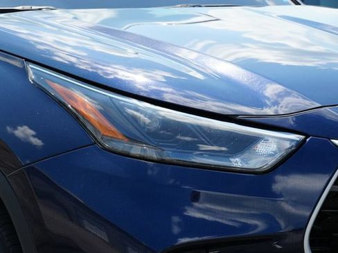 Used 2024 Toyota Highlander XLE FWD image 2