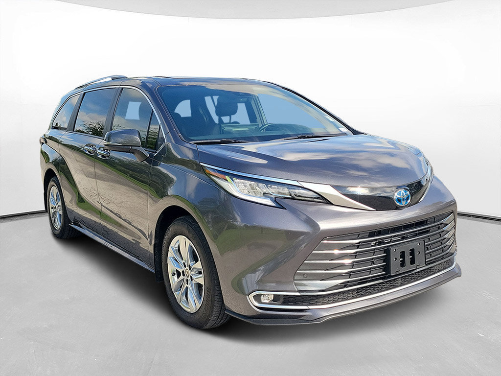 Used 2025 Toyota Sienna Limited FWD image 3