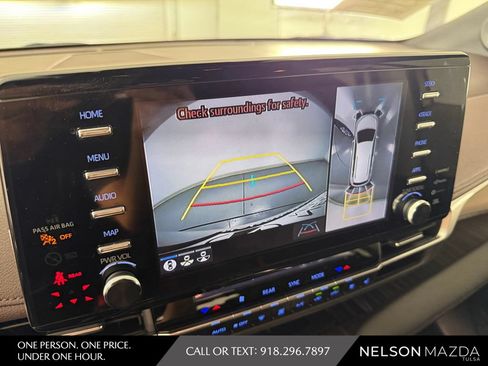 Used 2024 Toyota Sienna Platinum FWD image 31