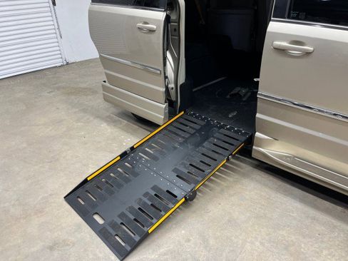 Used 2014 Chrysler Town & Country Touring image 15