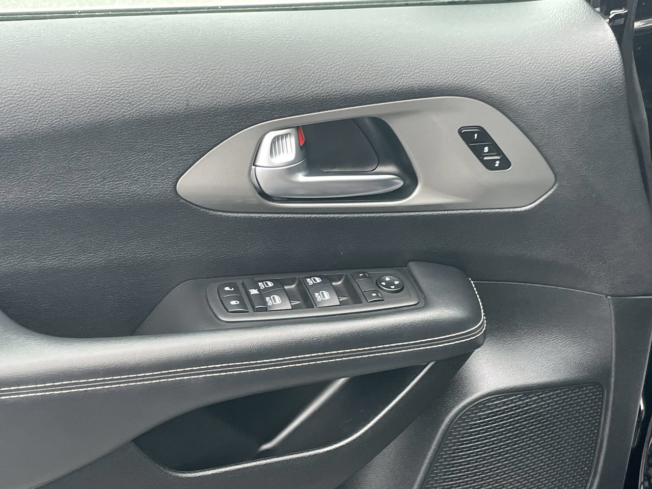 Used 2025 Chrysler Pacifica Select FWD image 29
