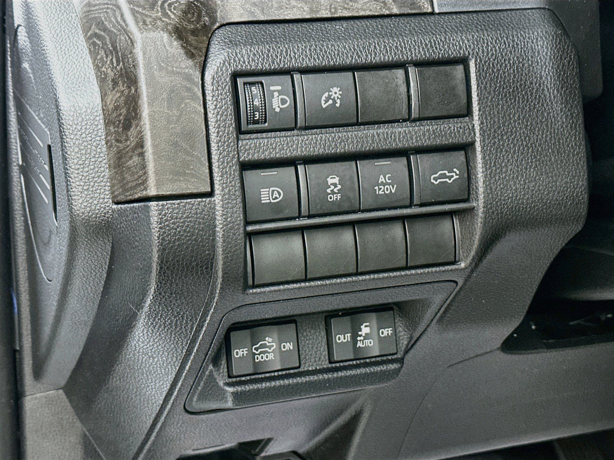 Used 2024 Toyota Tacoma Limited w/ Limited Package (LT) AWD/4WD image 10