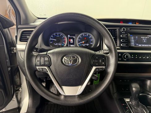 Used 2018 Toyota Highlander LE FWD image 12