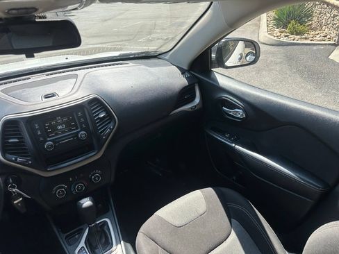 Used 2016 Jeep Cherokee Sport FWD image 27