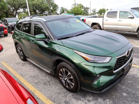 Used 2023 Toyota Highlander XLE FWD image 5