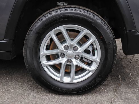 Used 2025 Jeep Grand Cherokee L Laredo RWD image 10