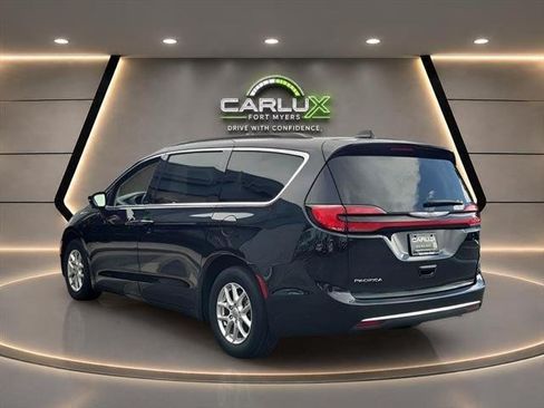 Used 2022 Chrysler Pacifica Touring-L FWD image 3