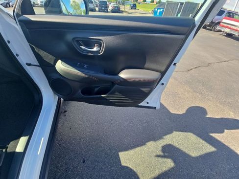 Certified 2025 Honda HR-V Sport image 32