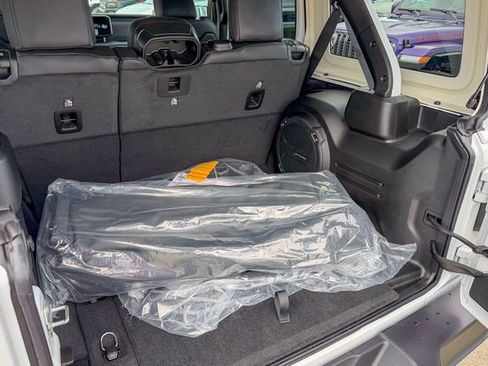 New 2026 Jeep Wrangler Unlimited Rubicon w/ Technology Group image 27