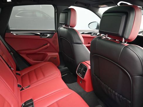 Certified 2026 Porsche Macan AWD/4WD image 7