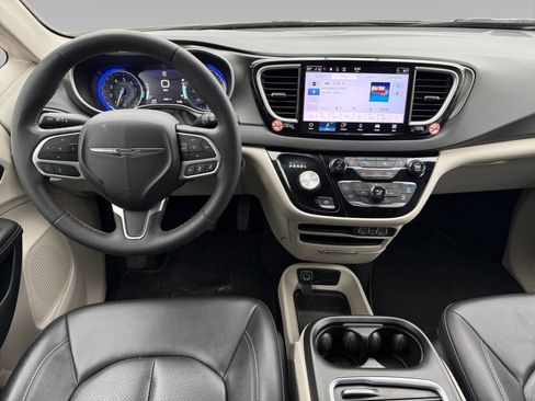 Used 2024 Chrysler Pacifica Touring-L image 11