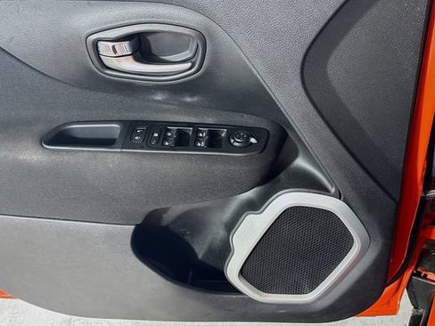 Used 2021 Jeep Renegade Latitude FWD image 16
