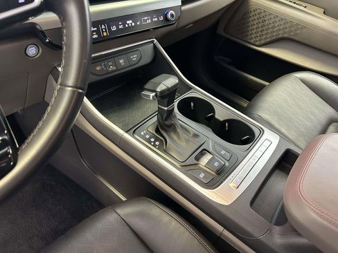 Used 2025 Kia Carnival FWD image 19
