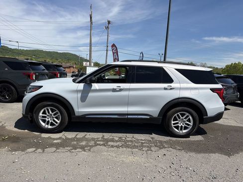 Used 2025 Ford Explorer Active AWD/4WD image 10