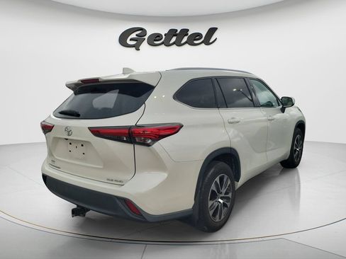 Used 2021 Toyota Highlander XLE AWD/4WD image 4