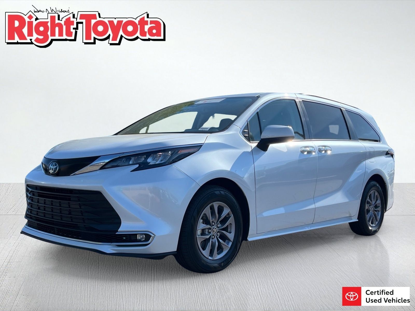 Certified 2024 Toyota Sienna XLE FWD image 1