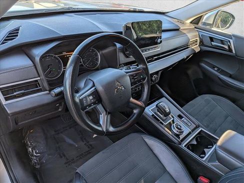 Used 2024 Mitsubishi Outlander SE image 10