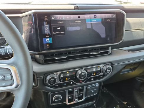 Used 2024 Jeep Wrangler Unlimited Sahara AWD/4WD image 13